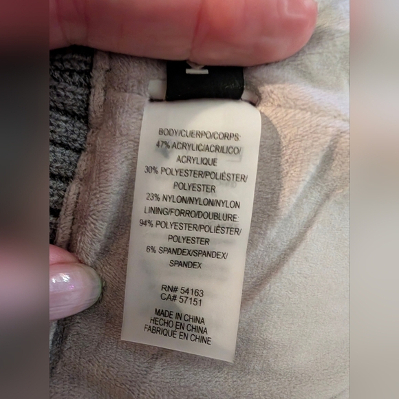 NWOT Karl Lagerfeld Paris Logo Studded Beanie & Matching Gloves - Picture 5 of 8